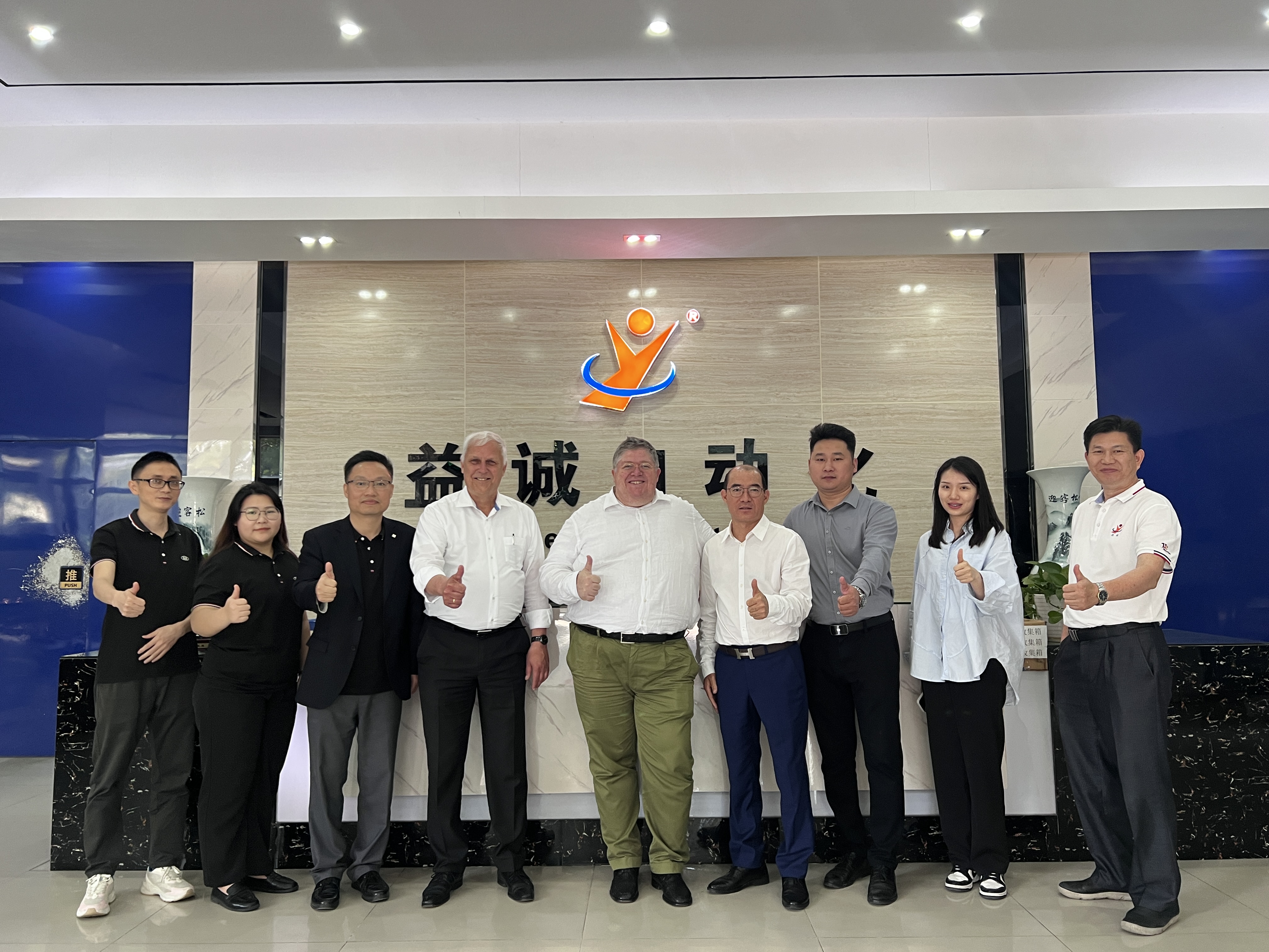 熱烈歡迎擁有150多年歷史企業(yè)BJB（百寶明照明）高層團(tuán)隊(duì)來(lái)我司參觀(guān)交流！